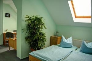 LieskauWerners Landgasthaus的一间卧室配有一张床和盆栽植物