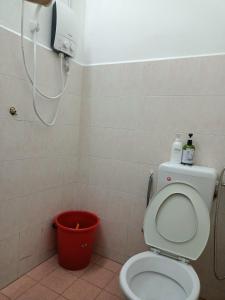 太平Celine's Homestay的一间带卫生间和红色桶的浴室