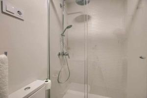马德里RiNa MADRID apartamento1的浴室里设有玻璃门淋浴