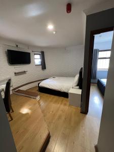 剑桥Stay Inn Express的一间卧室配有一张床和一台平面电视