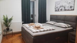 武科瓦尔Apartman Tena的一间卧室配有一张床,上面有两条毛巾