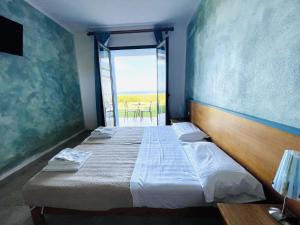 瓦雷多利亚阿巴依达酒店的一间卧室设有两张床和一个带桌子的窗户。