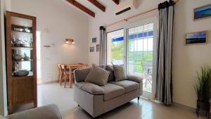 桑帕克Apartamento en el campo de golf Son Parc, Menorca的客厅配有沙发和桌子