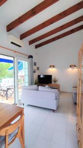桑帕克Apartamento en el campo de golf Son Parc, Menorca的客厅配有白色沙发和电视