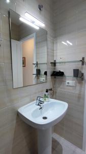 桑帕克Apartamento en el campo de golf Son Parc, Menorca的浴室设有白色水槽和镜子