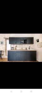 巴黎IMHOST - Amazing architect studio Père Lachaise的厨房配有黑色橱柜和台面