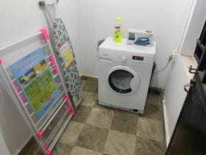 LaminHoliday home的一间小浴室,内设洗衣机