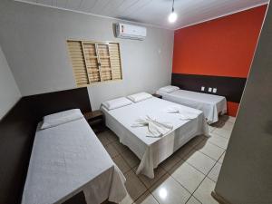 诺布里斯Pousada Bom Jardim的一间医院间,设有两张床和窗户
