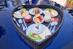 珀尼达岛Dyou Villa的一张桌子,上面放着食物和饮料