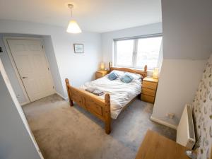 福尔柯克Tranquil 2Bed/2Bath Duplex Falkirk的一间卧室设有一张床和一个窗口