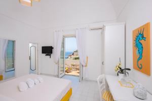 波西塔诺CASA DAMA的白色客房 - 带两张床和阳台