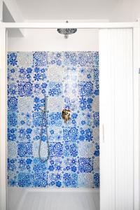 波西塔诺CASA DAMA的浴室设有蓝色瓷砖淋浴。