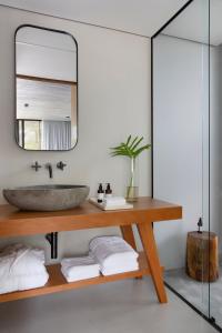 弗洛里亚诺波利斯Fuso Concept Hotel的一间带水槽和镜子的浴室