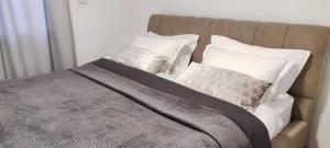 阿拉德" ARADA " Luxury House的床上铺有白色枕头的床