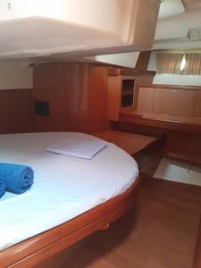 马尔扎梅米Private room on Sailing Yacht 'Victoire'的船上的一张大床,