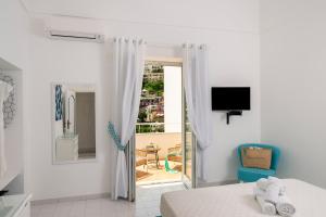 波西塔诺CASA DAMA的一间卧室设有一张床,享有阳台的景色