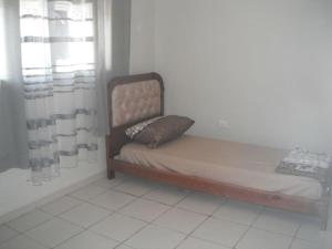 奥兰Bien situé T4 à Oran的一张位于带窗户的房间的床