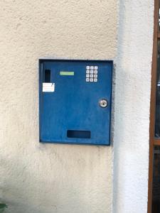 亚琛Hotel am Bahnhof的建筑物边的蓝色盒子