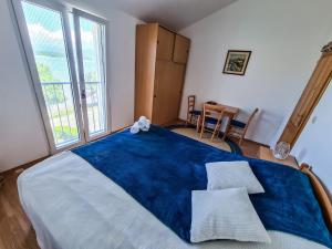索利纳Apartment Hrastov的一间卧室配有一张带蓝色毯子的大床
