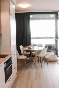 卡拉约基Matruusi - upea yksiö merinäköalalla的厨房以及带桌椅的用餐室。