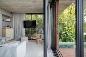 弗洛里亚诺波利斯Fuso Concept Hotel的客厅设有滑动玻璃门,可通往庭院