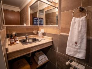 拉安戈斯图拉镇Resort de montaña - La Comarca的一间带水槽和镜子的浴室