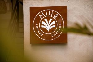 雅帕拉廷加Milie Lounge Pousada的墙上的标志,有尼基塔咖啡屋门