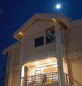 太麻里金仑有乐町温泉民宿的天空中月亮的建筑的夜视