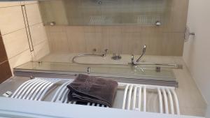 布尔韦勒Ferienwohnung Lotti的浴室配有盥洗盆、浴缸和毛巾
