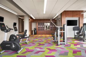 华盛顿华盛顿市中心/会议中心万怡酒店的健身室配有跑步机和健身器材