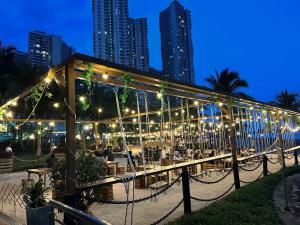 新山Skyline @ country garden danga bay的晚上,餐厅设有桌椅