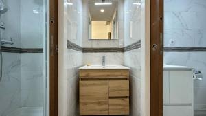 波尔蒂芒Hostel da Praia的一间带水槽和镜子的浴室