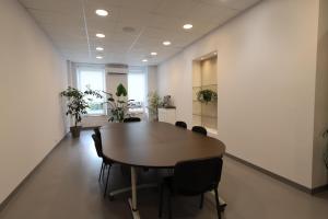 马赛Loft 250m2 avec écran led géant de 10m2的一个带桌椅的办公会议室