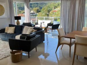 弗洛里亚诺波利斯Cobertura Duplex - La Belle Vue - Canajurê的客厅配有蓝色的沙发和椅子