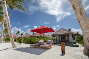 MachchafushiBarceló Whale Lagoon Maldives的海滩上摆放着几把椅子和一把遮阳伞