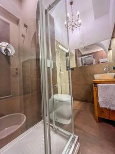 维罗纳Appartamento al Teatro Romano的带淋浴、卫生间和盥洗盆的浴室