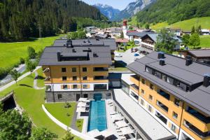 克勒施特勒ArlbergResort Klösterle的享有带游泳池的度假村的空中景致