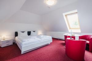 克劳斯多夫Pension Schwalbenhof的卧室配有白色的床和红色地毯