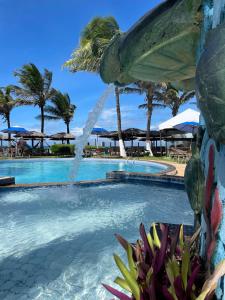 Barra de TabatingaPraia das Tartarugas的度假酒店内带喷泉的游泳池