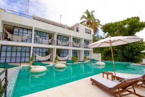 雅帕拉廷加Milie Lounge Pousada的酒店设有带椅子和遮阳伞的游泳池