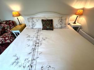 贝尔法斯特Garden Snug的一张带两个枕头的大白色床
