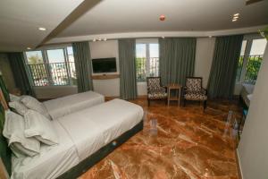 亚喀巴亚福克酒店的卧室配有一张床和一张桌子及椅子