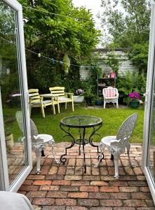 贝尔法斯特Garden Snug的庭院配有桌椅和庭院。