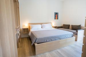 皮内托Villa Mare Pineto的一间卧室配有一张床和一张沙发