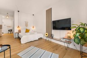 奥尔登堡Modernes Apartment im Kaiserkiez的一间卧室配有一张床,墙上设有一台大电视