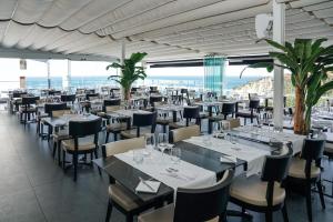 拉戈斯卡尔维海滩酒店 的一间设有桌椅的景观餐厅