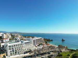 拉戈斯卡尔维海滩酒店 的享有城市和大海的景致。