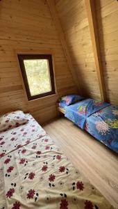佩奇Villat Grand的小木屋内一间卧室,配有两张床