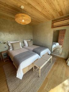 圣罗克杜皮库Casa da Figueira的一间卧室配有两张床和吊灯。
