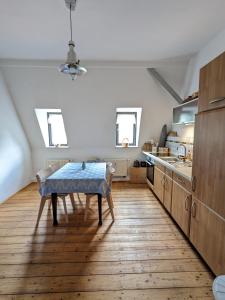 米特韦达Apartment-Mansardwohnung的一间厨房,房间中间配有一张桌子